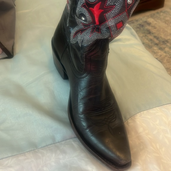 Gypsy rose size 8 cowgirl boots 
Gorgeous red and black with rhinestones - Picture 5 of 17